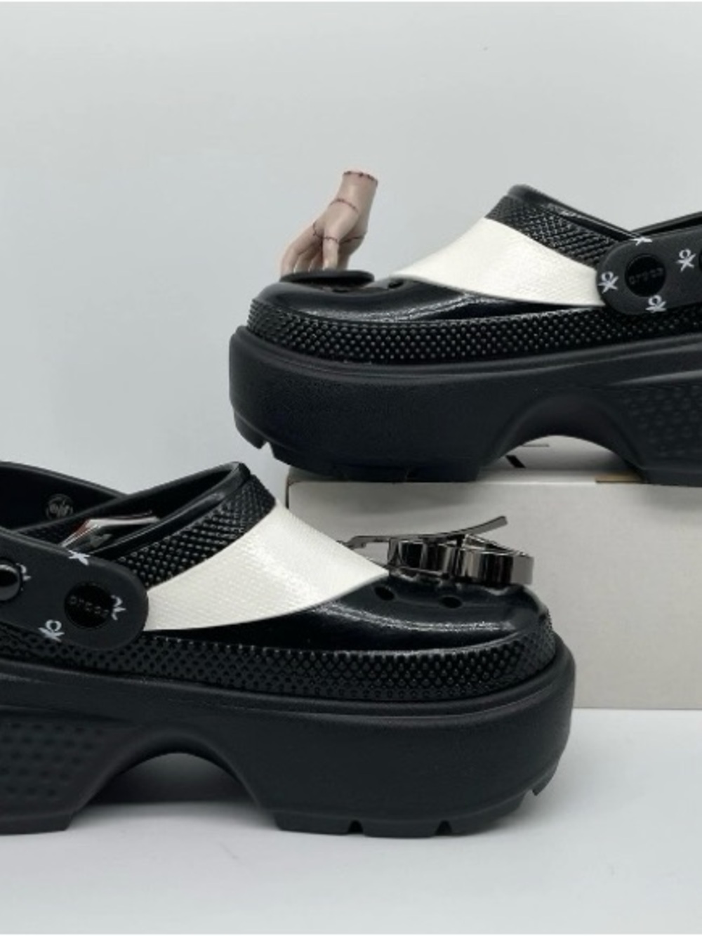 NWT Crocs X Wednesday Addams Stomp Clog Woman’s Size 7 - Thing & Chello Jibbitz - Picture 4 of 9